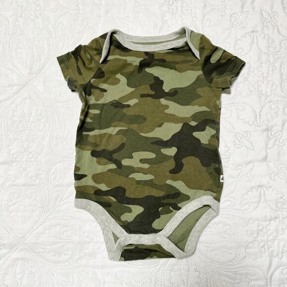 Gap Camouflage Onesie Size 6-12 Months - Picture 2 of 4